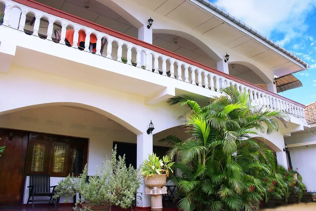 Sea Joy Guesthouse And Restaurant 尼甘布 0*,
